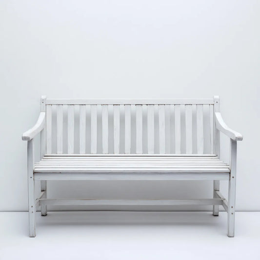Ławka ogrodowa 2 białe siedzenia 120 x 63 x 90 cm w litym drewnie z prostokątnym eukaliptusem